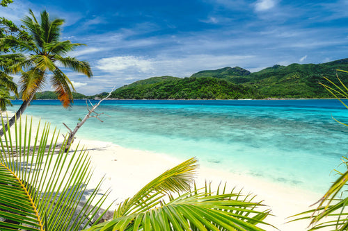 Meistere die Kunst des Layerings: Sommerliche Reise-Outfits für Fashionista-Globetrotter