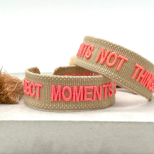Webarmband "Collect Moments not things" beige/neon coral