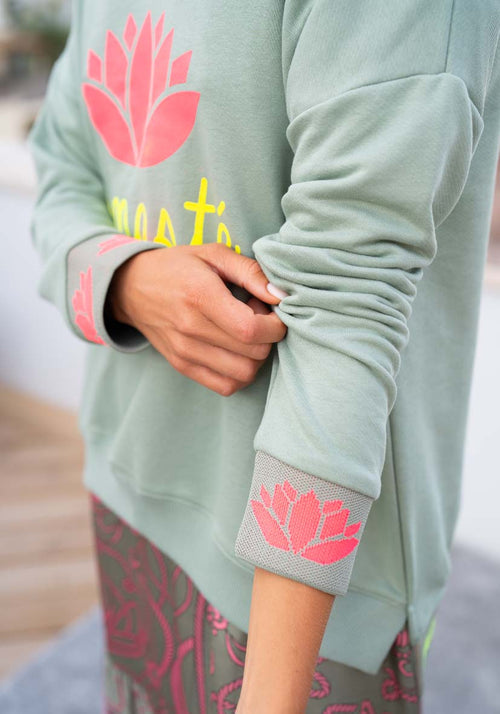 Miss Goodlife Sweater V-Neck Namaste almond pink