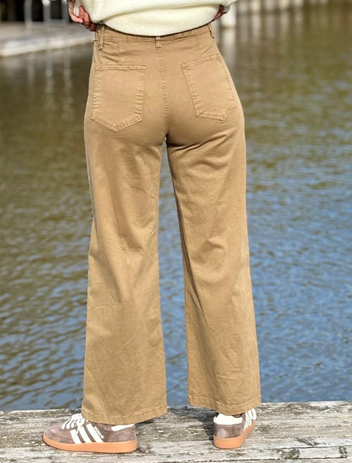 Jeans "Coffee" mit aufgesetzten Taschen